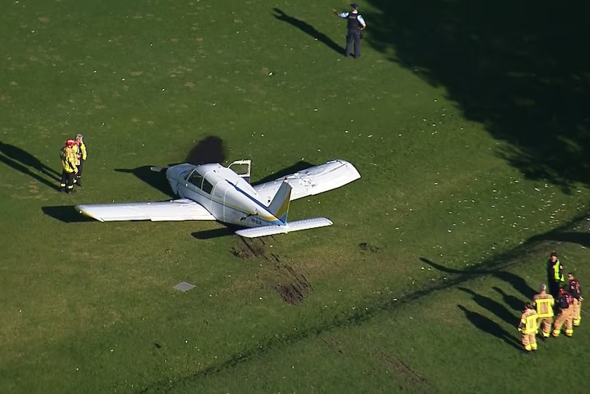 飞机硬着陆澳洲高尔夫球场，机上两人轻伤，男子救人途中摔跤