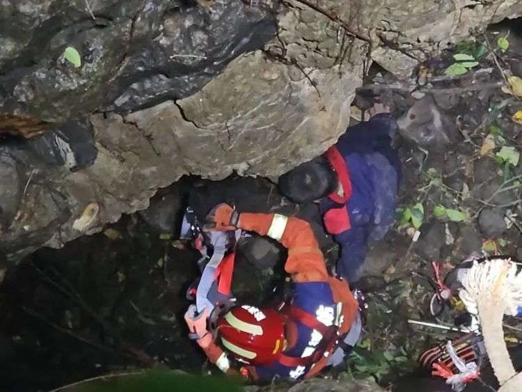 危险！60岁男子坠入约10米深洞穴中......