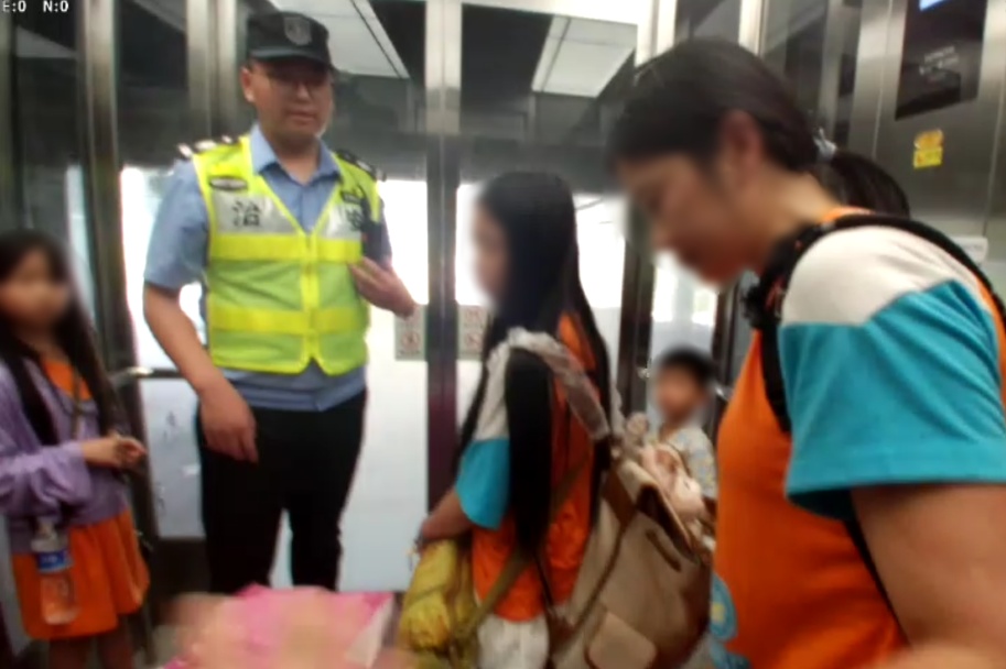 事发上海高铁站内！自动扶梯处突然传来幼儿哭声……