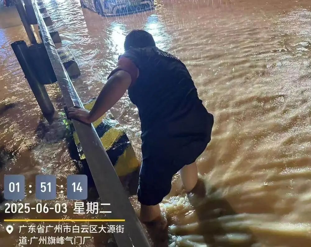“快走！”山体垮塌瞬间，他奋力一推，将生的希望留给了别人