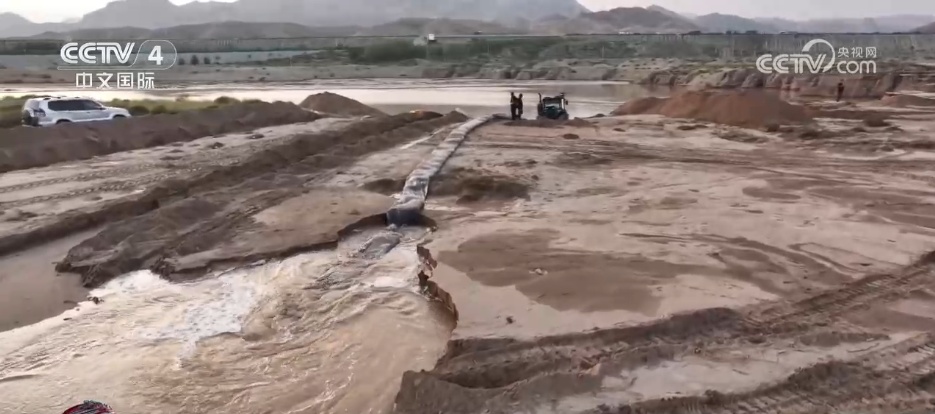 直击内蒙古乌拉特后旗山洪搜救现场 多部门700余人携设备展开地毯式搜救
