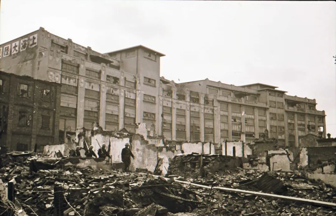 那些孔洞，就像历史的伤口