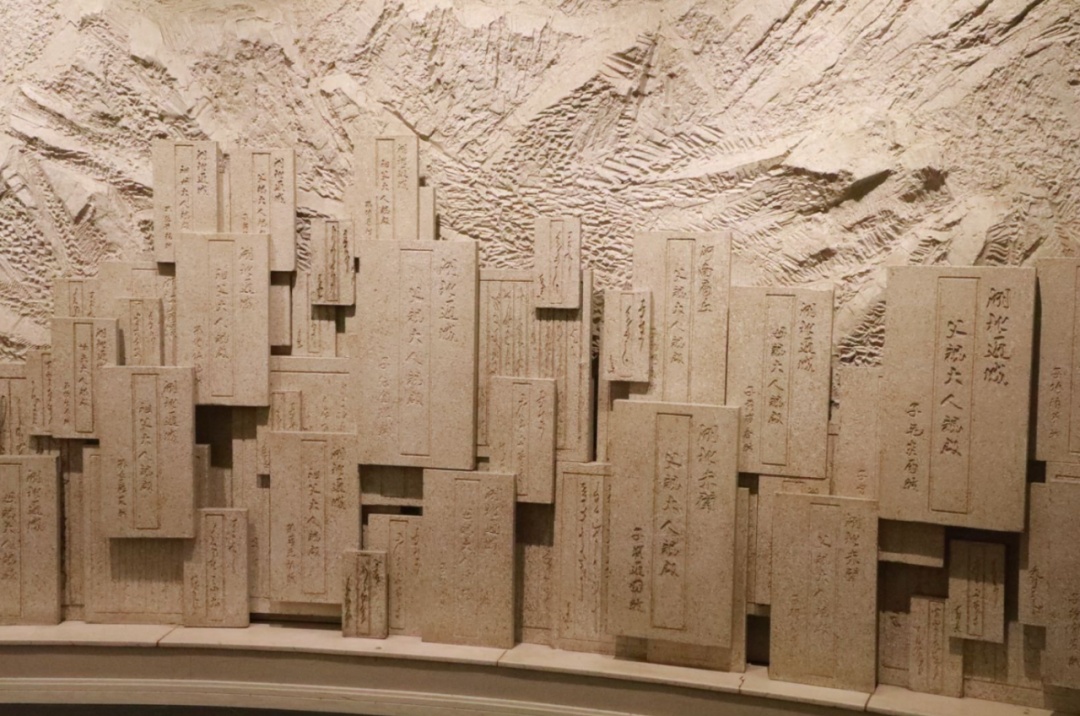 那些孔洞，就像历史的伤口