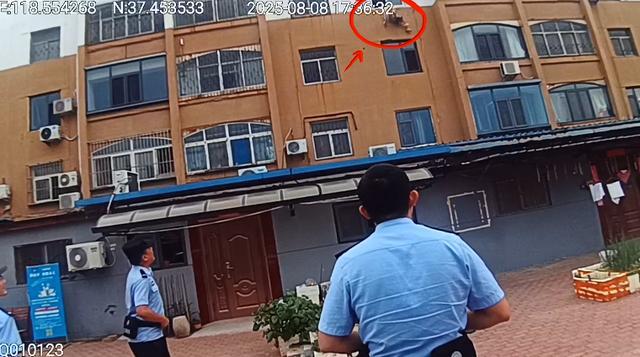 揪心！男孩悬空4楼空调架上，民警合力救援化险为夷