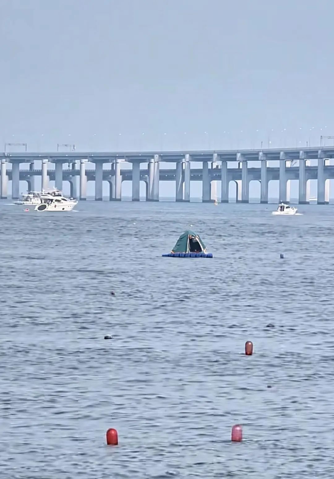 游客在海面搭建移动帐篷露营，大连海警：不违规，但需注意安全