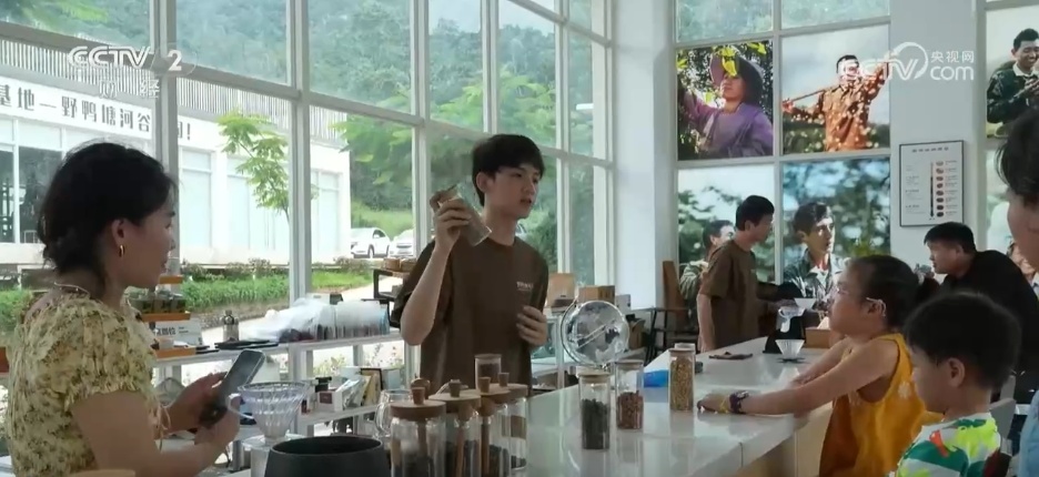 一杯“村咖”解锁乡村旅游“流量密码” 农文旅融合书写乡村振兴“夏日答卷” 一杯“村咖”解锁乡村旅游“流量密码” 农文旅融合书写乡村振兴“夏日答卷”