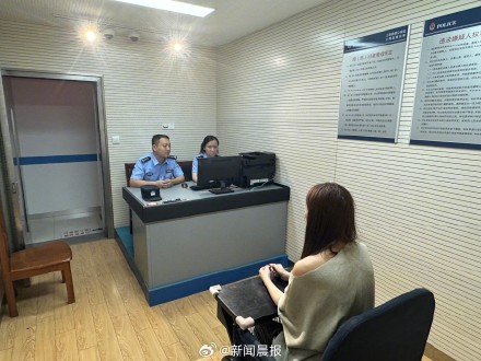 上海一女子为情所困吸食笑气神情萎靡 上海一女子为情所困吸食笑气神情萎靡