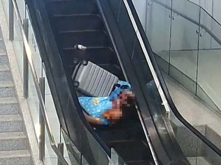 事发上海高铁站内！自动扶梯处突然传来幼儿哭声……