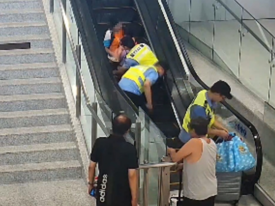 事发上海高铁站内！自动扶梯处突然传来幼儿哭声……