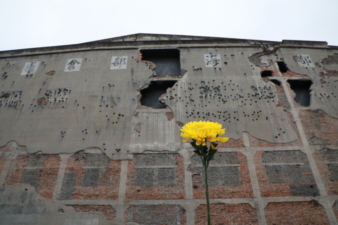 那些孔洞，就像历史的伤口