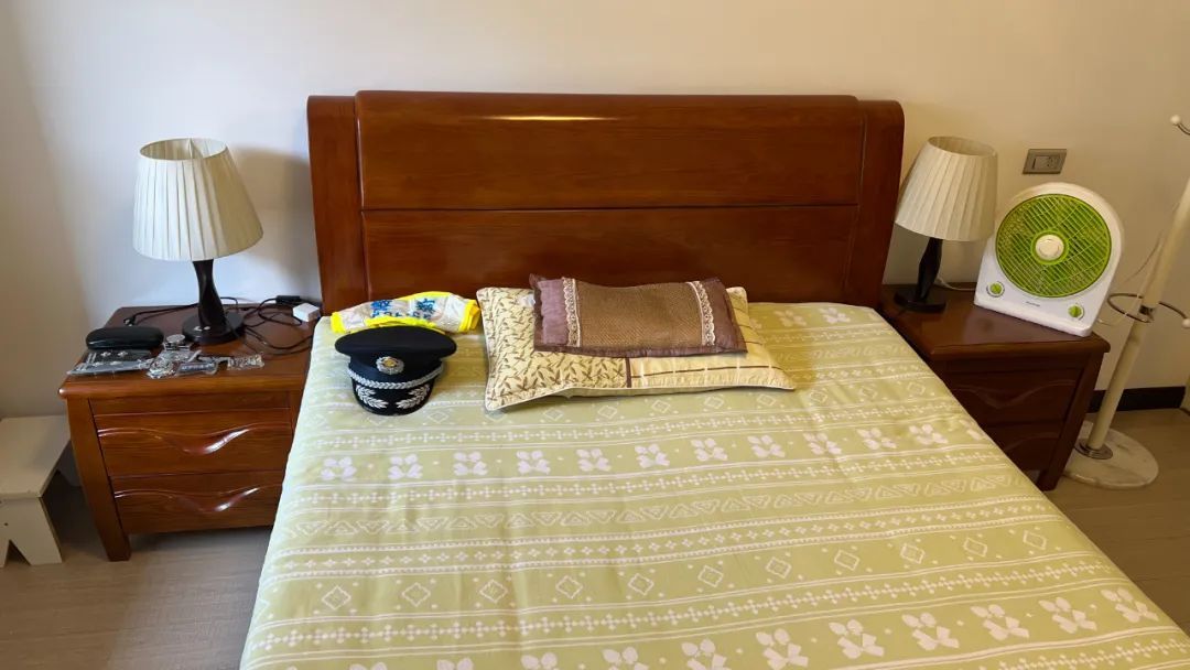 直到倒下警服还搭在他的臂弯里！吴建波，一路走好