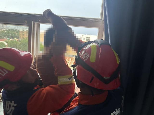 揪心！男孩悬空4楼空调架上，民警合力救援化险为夷