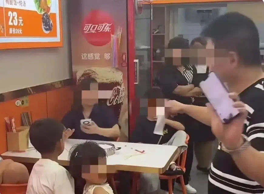 网络暴力是最该倒掉的垃圾！北青报评“3名女子带4个孩子多次续面”事件