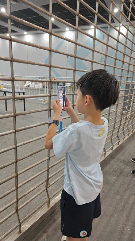 赛场外球迷们隔着栅栏感受苏超热情