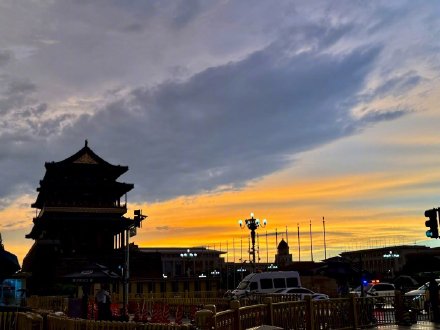 北京雨中现最美晚霞，市民纷纷拍照打卡