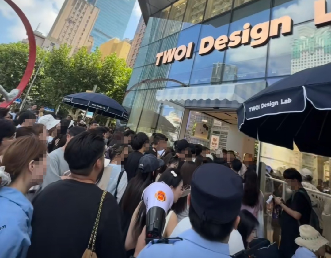 开业第一天就闭店！人多到崩溃，排队8小时没进去！官方紧急道歉