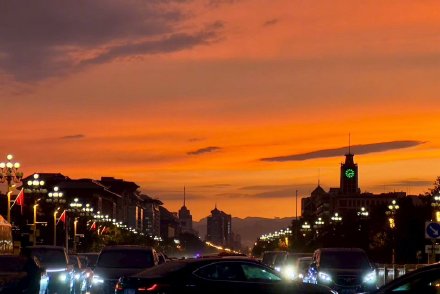 北京雨中现最美晚霞，市民纷纷拍照打卡