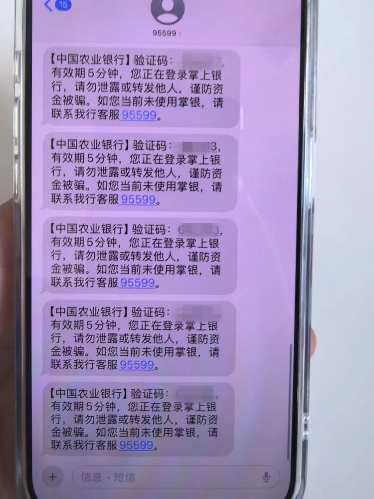 女子把自己锁在车里不肯出来,警方紧急追停 女子把自己锁在车里不肯出来,警方紧急追停