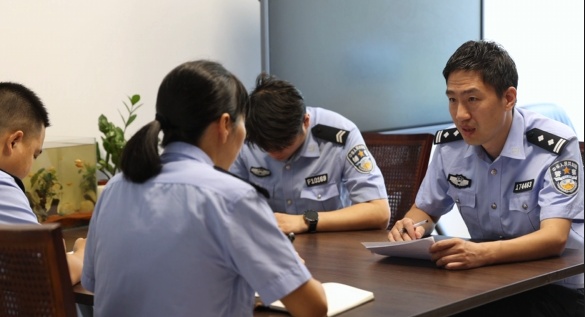 一打开门，房内竟有300多条蟒蛇！民警震惊了