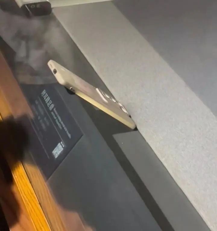 文物展柜里有一台手机？回应来了