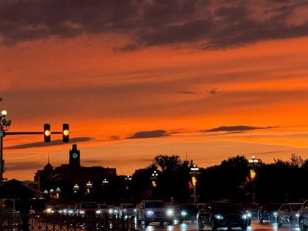 北京雨中现最美晚霞，市民纷纷拍照打卡