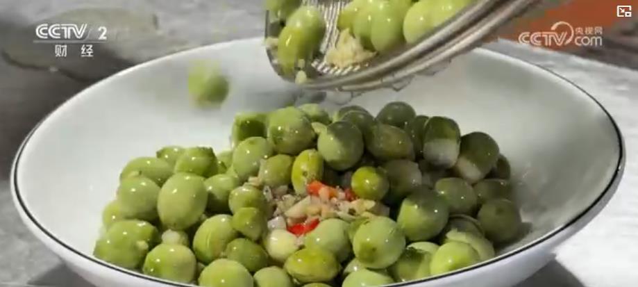 荷香四溢,果甜盈枝:夏日美食新体验 特色农业激活“舌尖经济” 荷香四溢,果甜盈枝:夏日美食新体验 特色农业激活“舌尖经济”