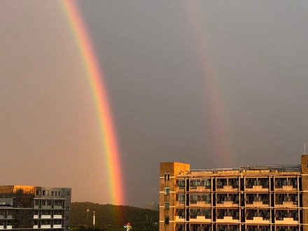 雨后看见彩虹！北京晚霞金光漫天！