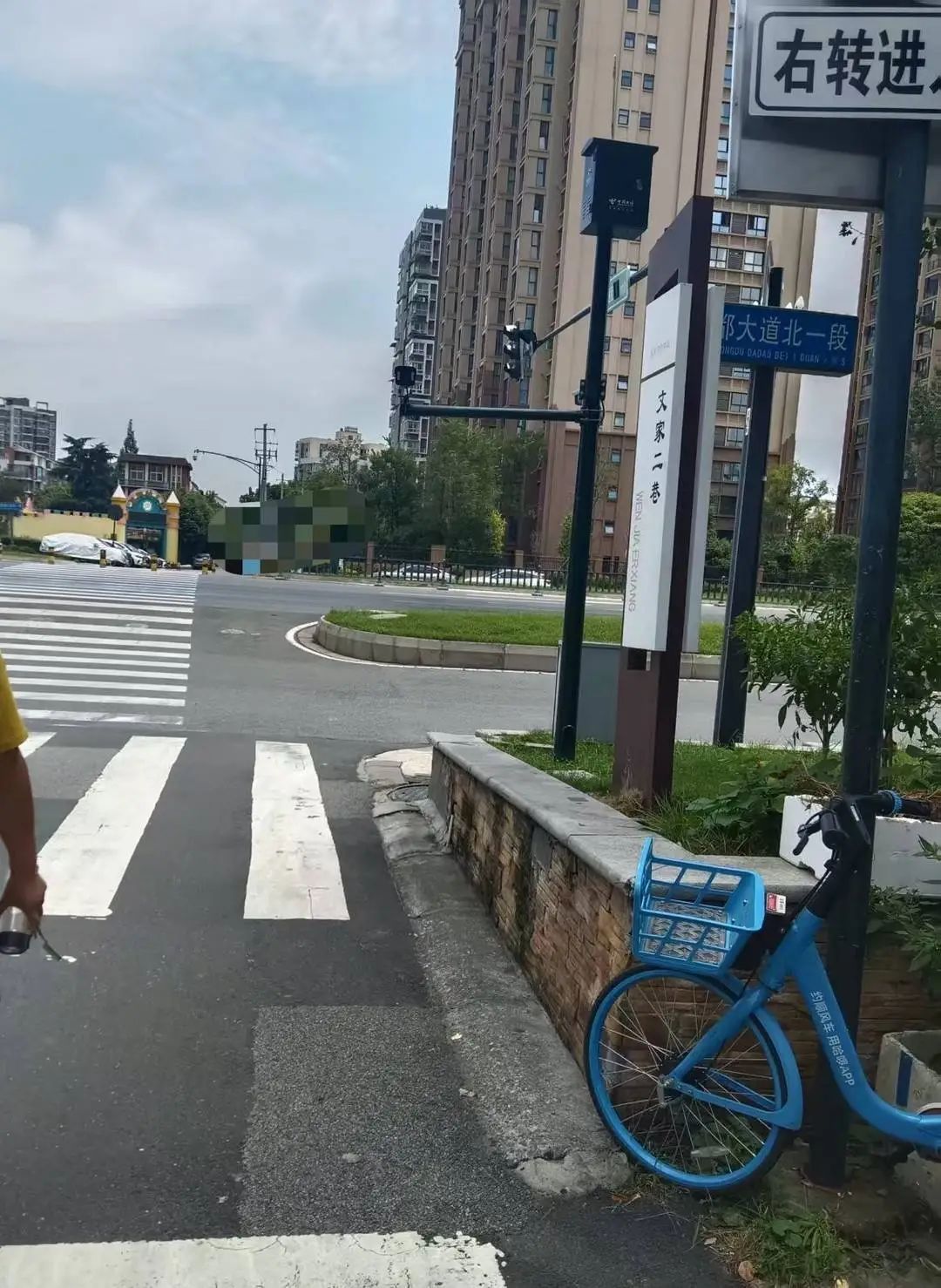 三轮车闯红灯撞人后逃逸，成都“拦车侠”出手了！想跑？先让你6秒