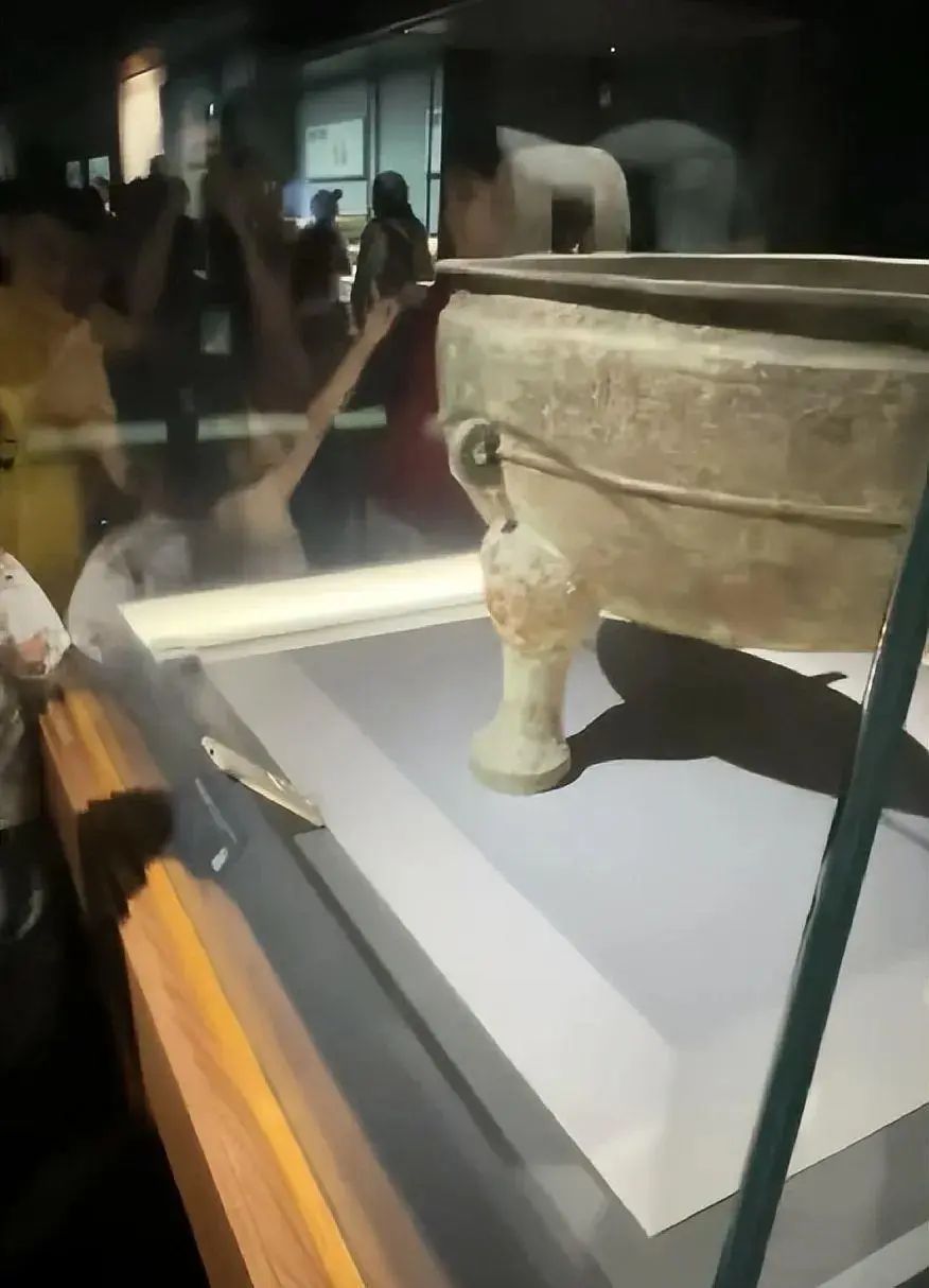 文物展柜里有一台手机？回应来了