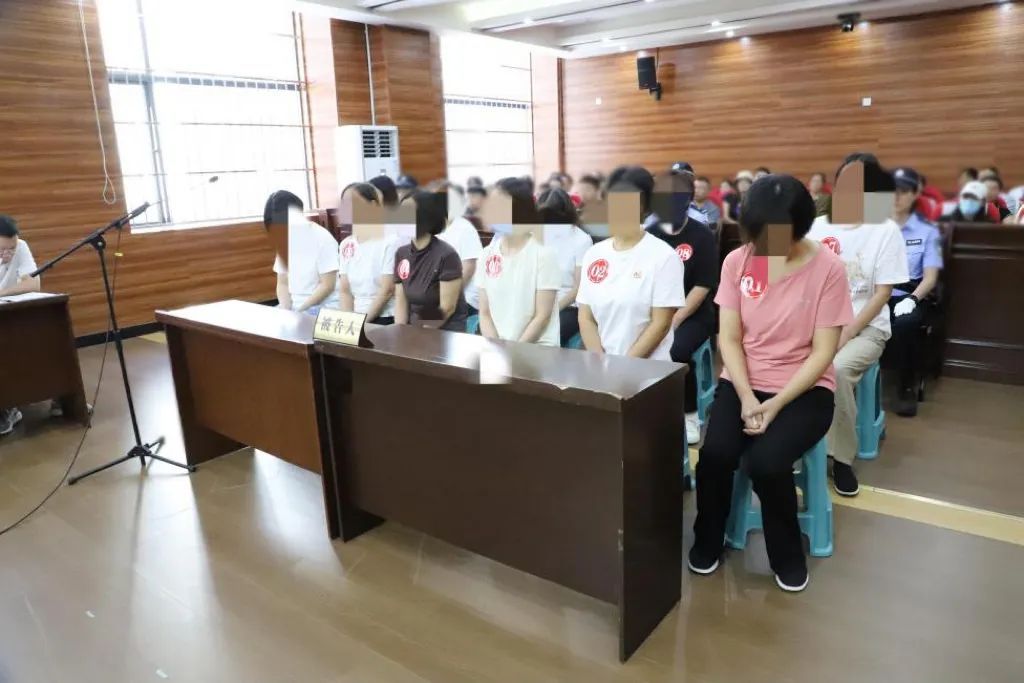 黑手伸向小学生“饭碗”，11名食堂员工获刑！被判返还77斤排骨