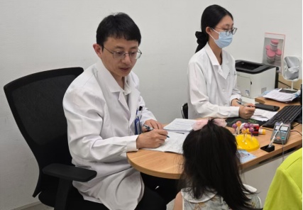 杭州5岁女孩背上惊现“梅花印”，罪魁祸首竟是家里的……