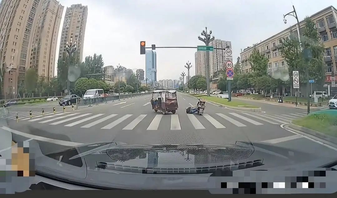 三轮车闯红灯撞人后逃逸，成都“拦车侠”出手了！想跑？先让你6秒