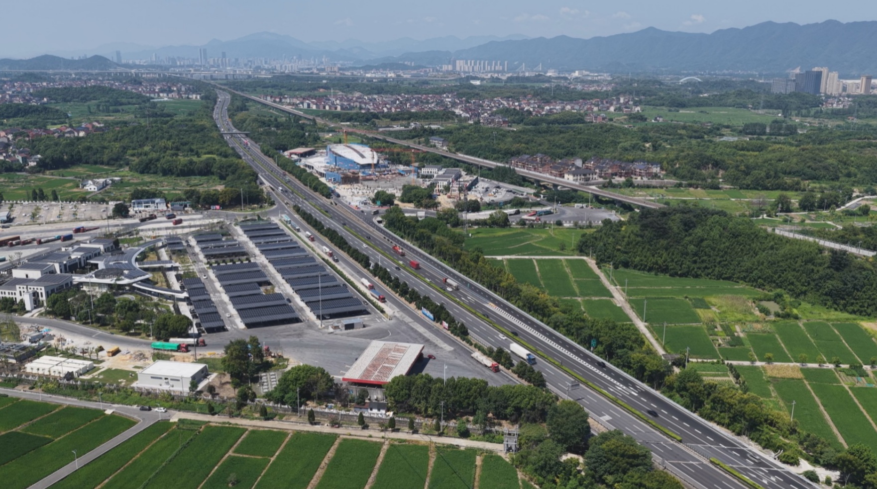 全国最大高速充电站在长深高速桐庐投运