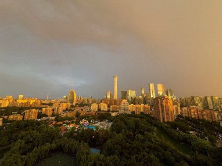 雨后看见彩虹！北京晚霞金光漫天！