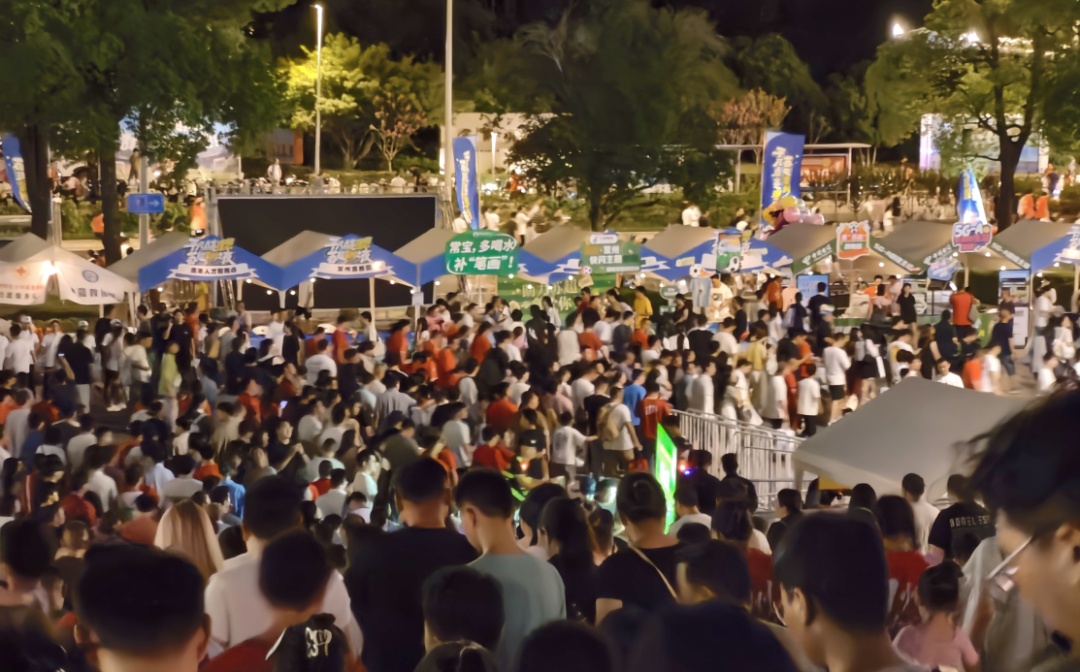 实力“破圈”！爆火“顶流”，何以让全民上头？