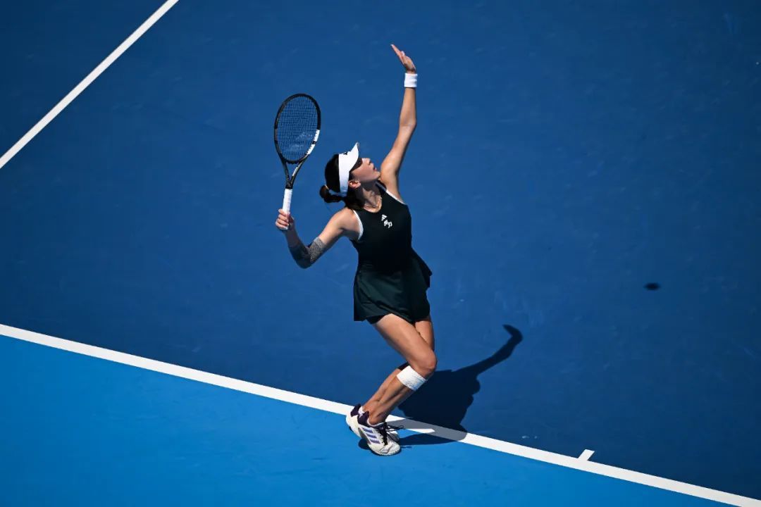 网球 | 鏖战2小时13分钟！王欣瑜三盘战胜拉门斯，收获WTA250克利夫兰站开门红！