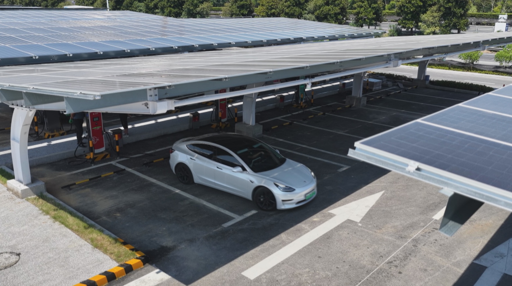 全国最大高速充电站在长深高速桐庐投运