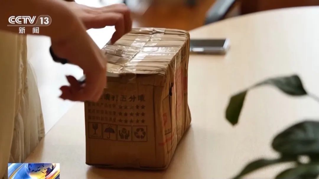 女子拆完快递顺便扫了个码，被骗上百万，咋回事？