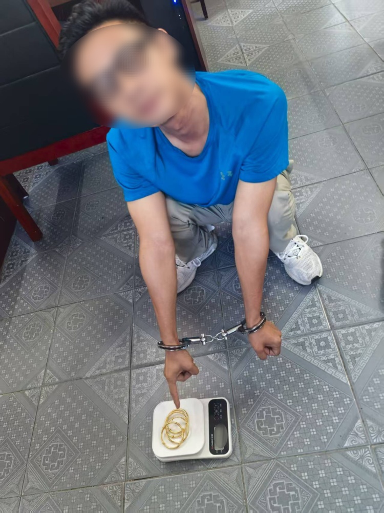 销售劣质黄金，胡某、王某被刑事拘留！