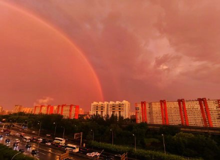 北京雨中现最美晚霞，市民纷纷拍照打卡