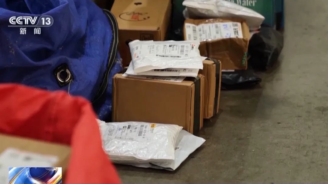 女子拆完快递顺便扫了个码，被骗上百万，咋回事？