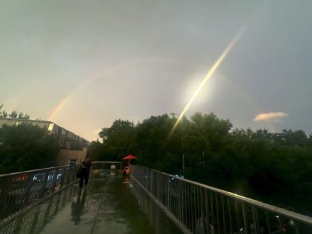 雨后看见彩虹！北京晚霞金光漫天！
