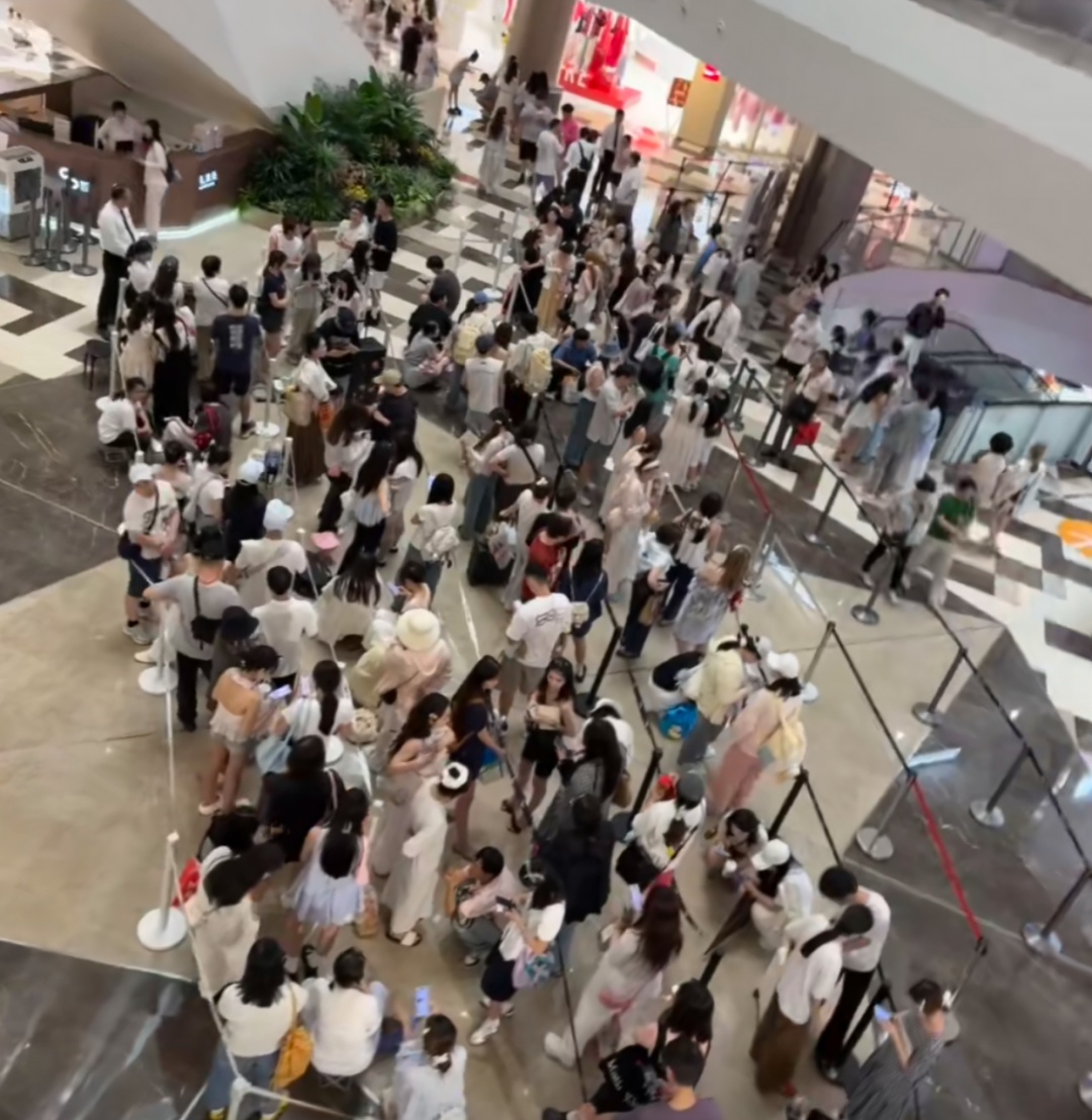 开业第一天就闭店！人多到崩溃，排队8小时没进去！官方紧急道歉