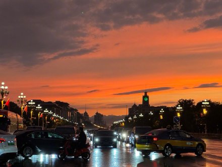 北京雨中现最美晚霞，市民纷纷拍照打卡