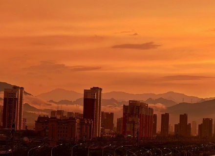 北京雨中现最美晚霞，市民纷纷拍照打卡