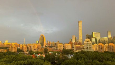 雨后看见彩虹！北京晚霞金光漫天！