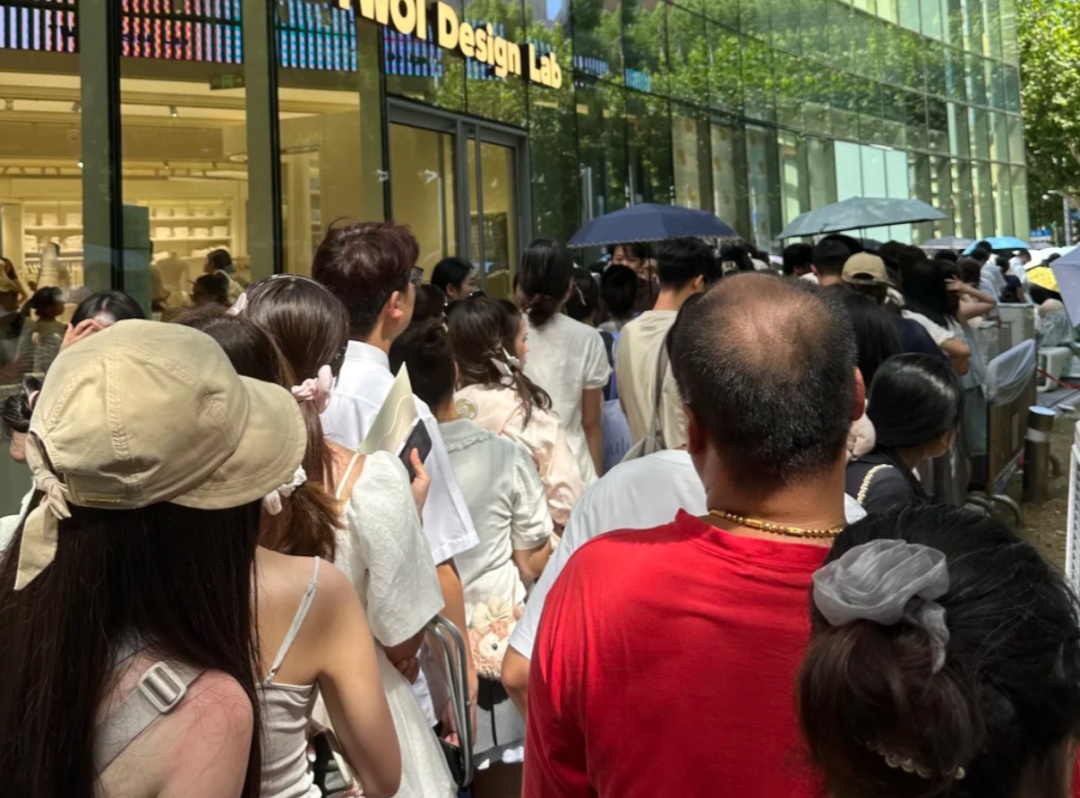 开业第一天就闭店！人多到崩溃，排队8小时没进去！官方紧急道歉