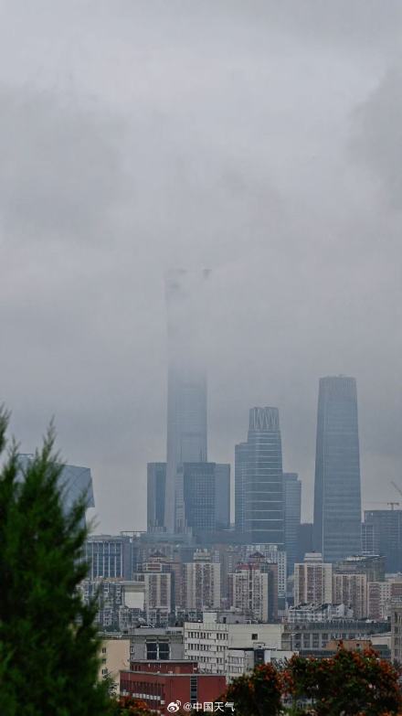 北京阴云密布,暴雨雷电大风三预警中! 北京阴云密布,暴雨雷电大风三预警中!
