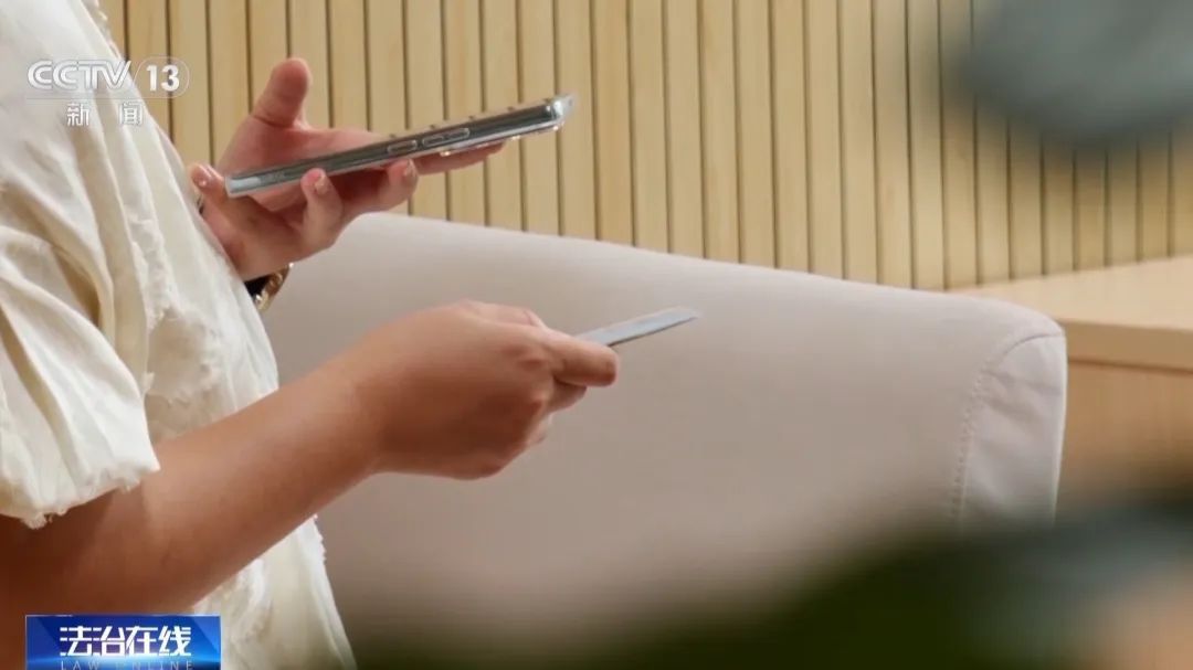 女子拆完快递顺便扫了个码，被骗上百万，咋回事？