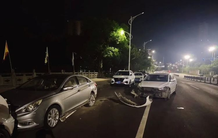 温州女子醉驾致三车受损,男友为爱“顶包”,结果双双被拘…… 温州女子醉驾致三车受损,男友为爱“顶包”,结果双双被拘……